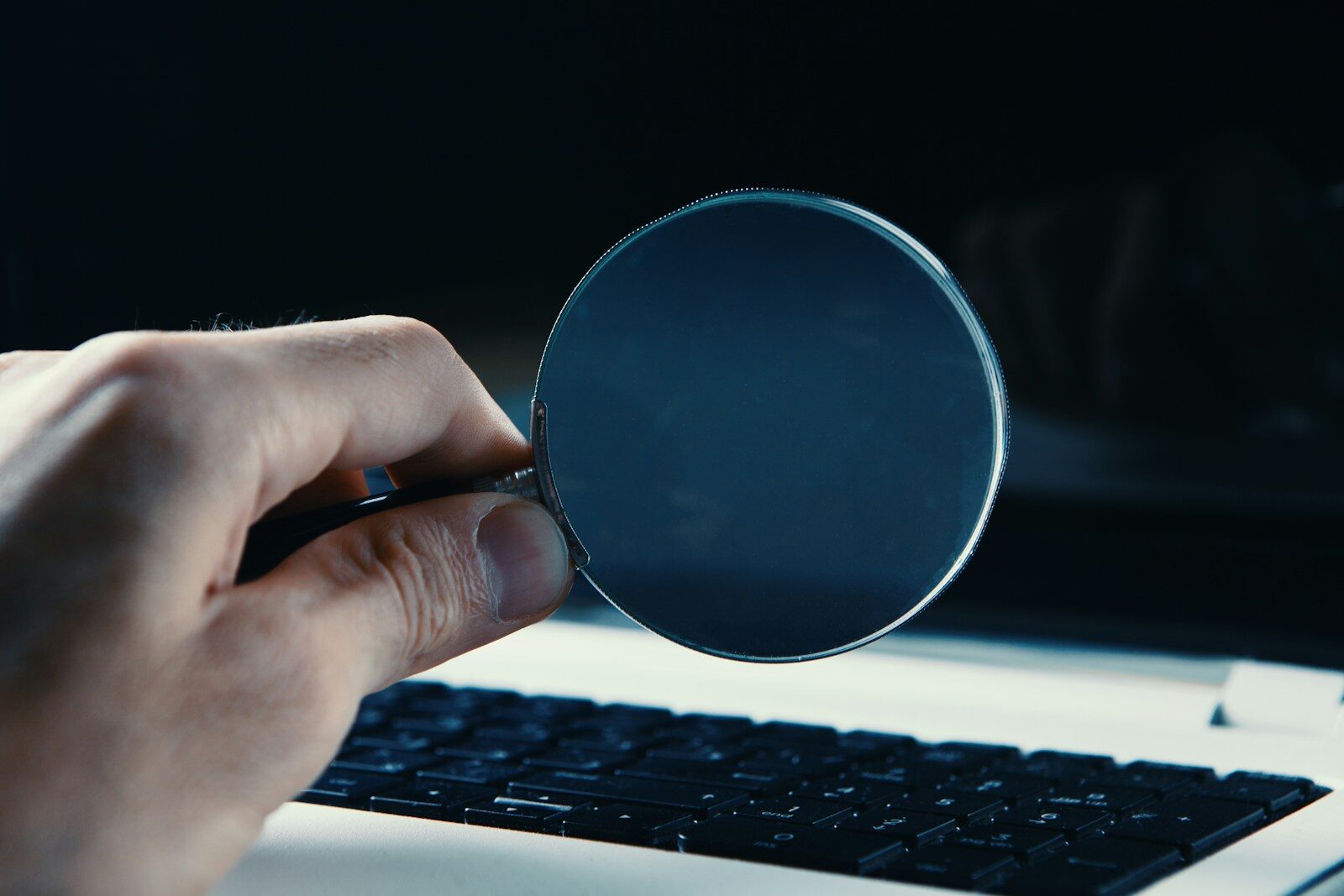 person holding round blue frame